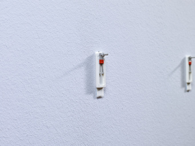 TESA Klebeschraube für Putz – 120 × 141 × 24 mm, grau, rot, weiss, bis 1 kg, 2 Stk.