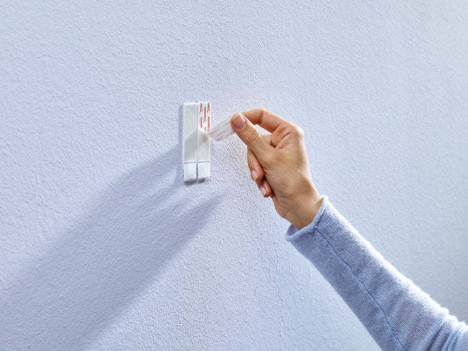 TESA Haken – rot/weiss – 2 kg – selbstklebend, höhenverstellbar – für Putz – 2 Stück