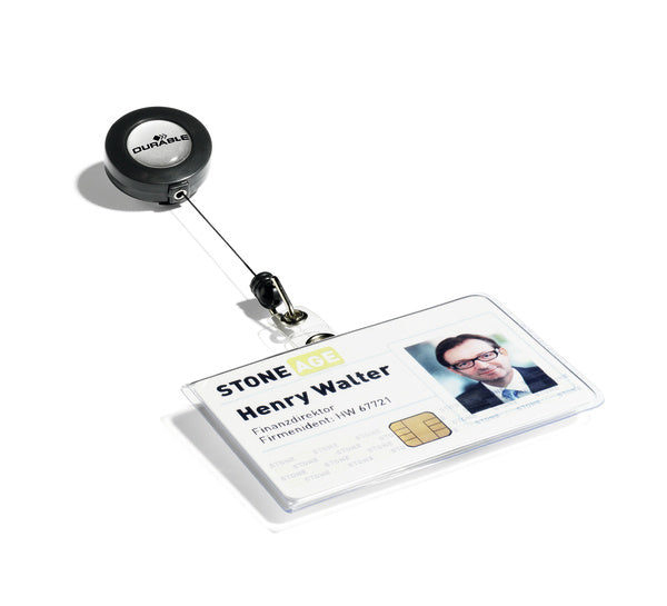 Durable Namensschild mit Metallclip und Druckknopf-Schlaufe – 85 × 54 mm – PVC – transparent – 10 Stk.