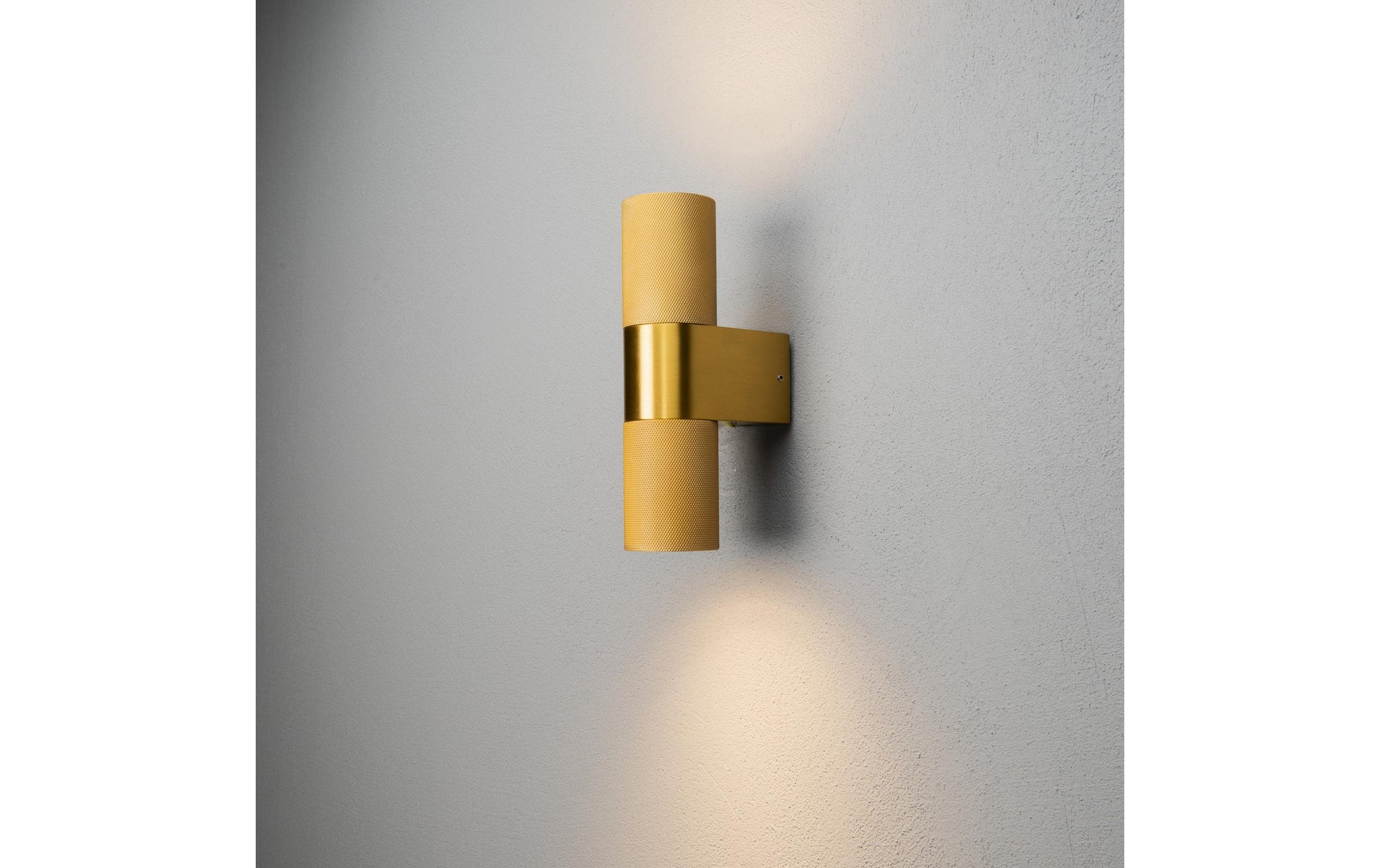 Konstsmide Aussenwandleuchte Temi – 6,5×23,5 cm, 14 W, IP54, Netzbetrieb, dimmbar, Gold, Aluminium