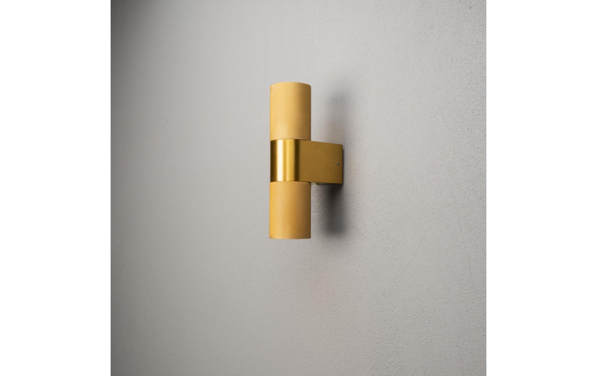 Konstsmide Aussenwandleuchte Temi – 6,5×23,5 cm, 14 W, IP54, Netzbetrieb, dimmbar, Gold, Aluminium