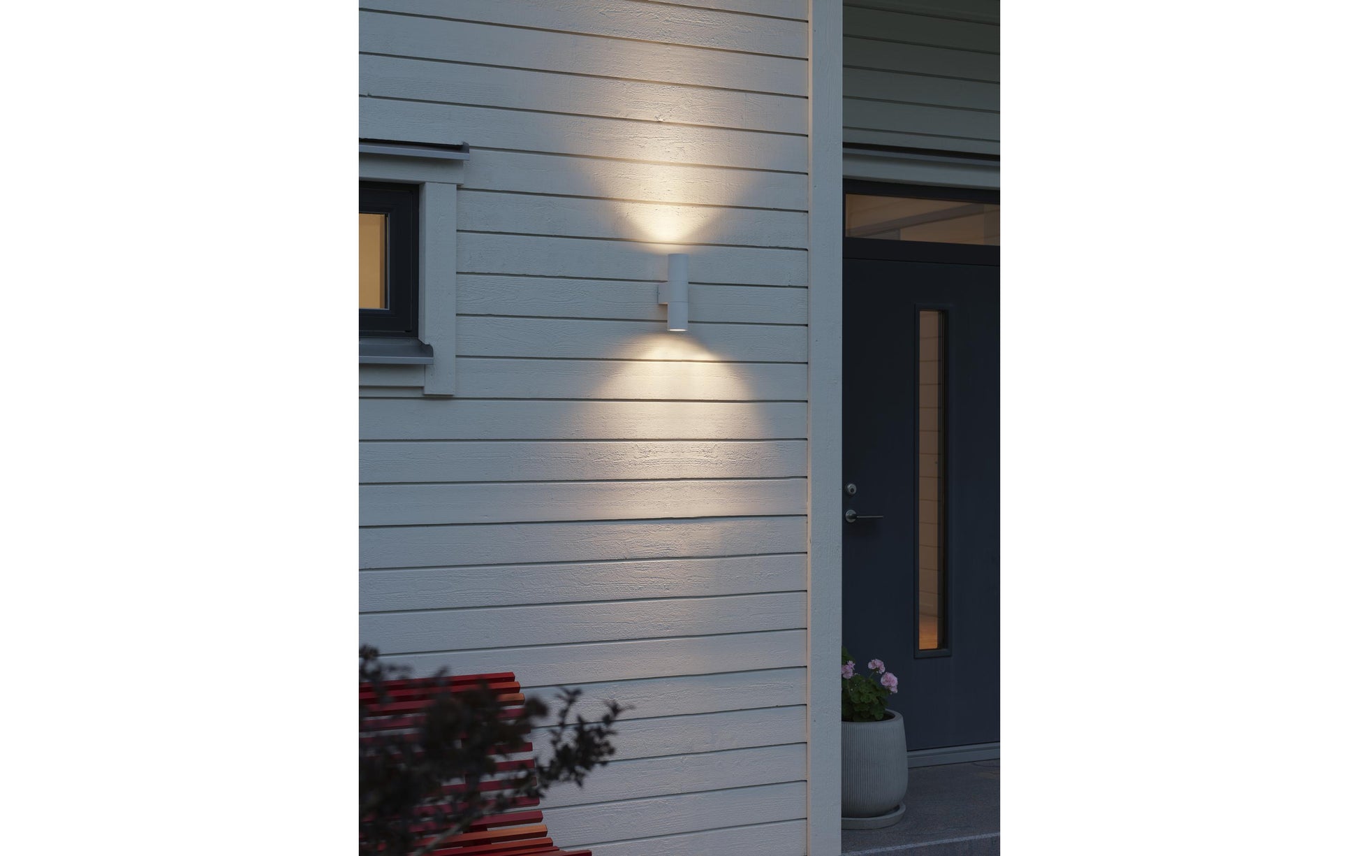 Konstsmide Aussenwandleuchte Temi – 6,5×23,5 cm – 2×7 W – IP54 – Netzbetrieb – dimmbar – Weiss, Glas