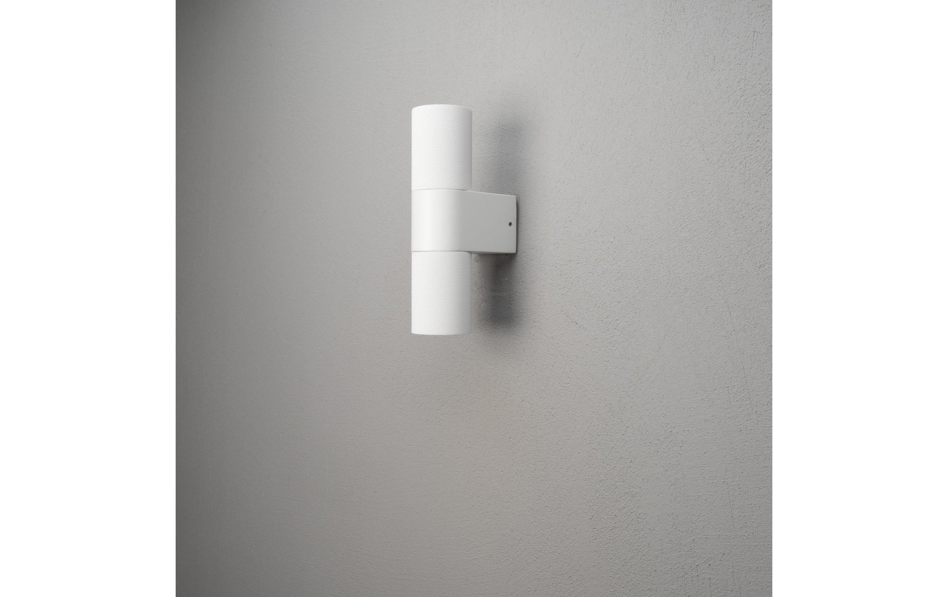 Konstsmide Aussenwandleuchte Temi – 6,5×23,5 cm – 2×7 W – IP54 – Netzbetrieb – dimmbar – Weiss, Glas