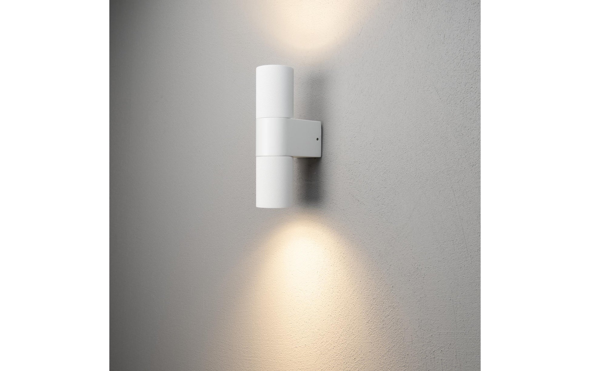Konstsmide Aussenwandleuchte Temi – 6,5×23,5 cm – 2×7 W – IP54 – Netzbetrieb – dimmbar – Weiss, Glas