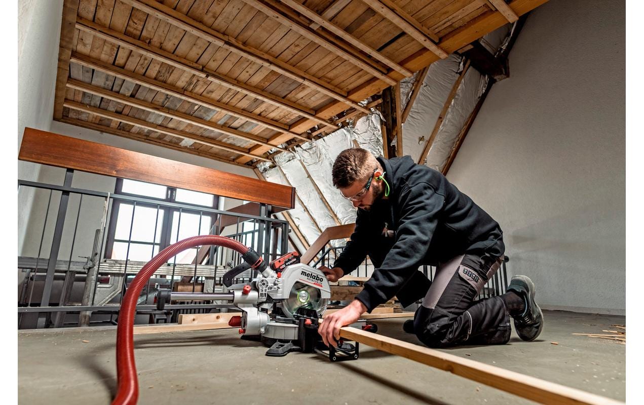 Metabo Kapp- und Gehrungssäge KGS 18 LTX BL 216 – 18 V (CAS) – Sägeblattdurchmesser 216 mm – mit Akku und Ladegerät
