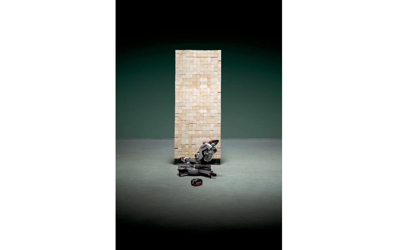 Metabo Kapp- und Gehrungssäge KGS 18 LTX BL 216 – 18 V (CAS) – Sägeblattdurchmesser 216 mm – mit Akku und Ladegerät