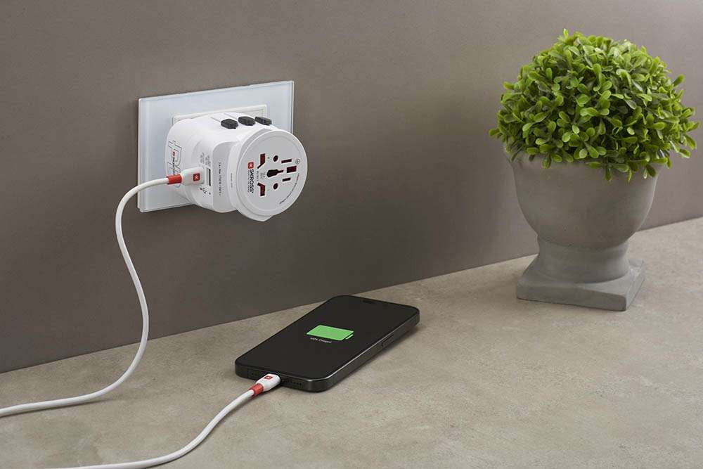 SKROSS – Reiseadapter – Universal → Universal, USB-C/USB-A (PD 45 W), bis 1'750 W – weiss