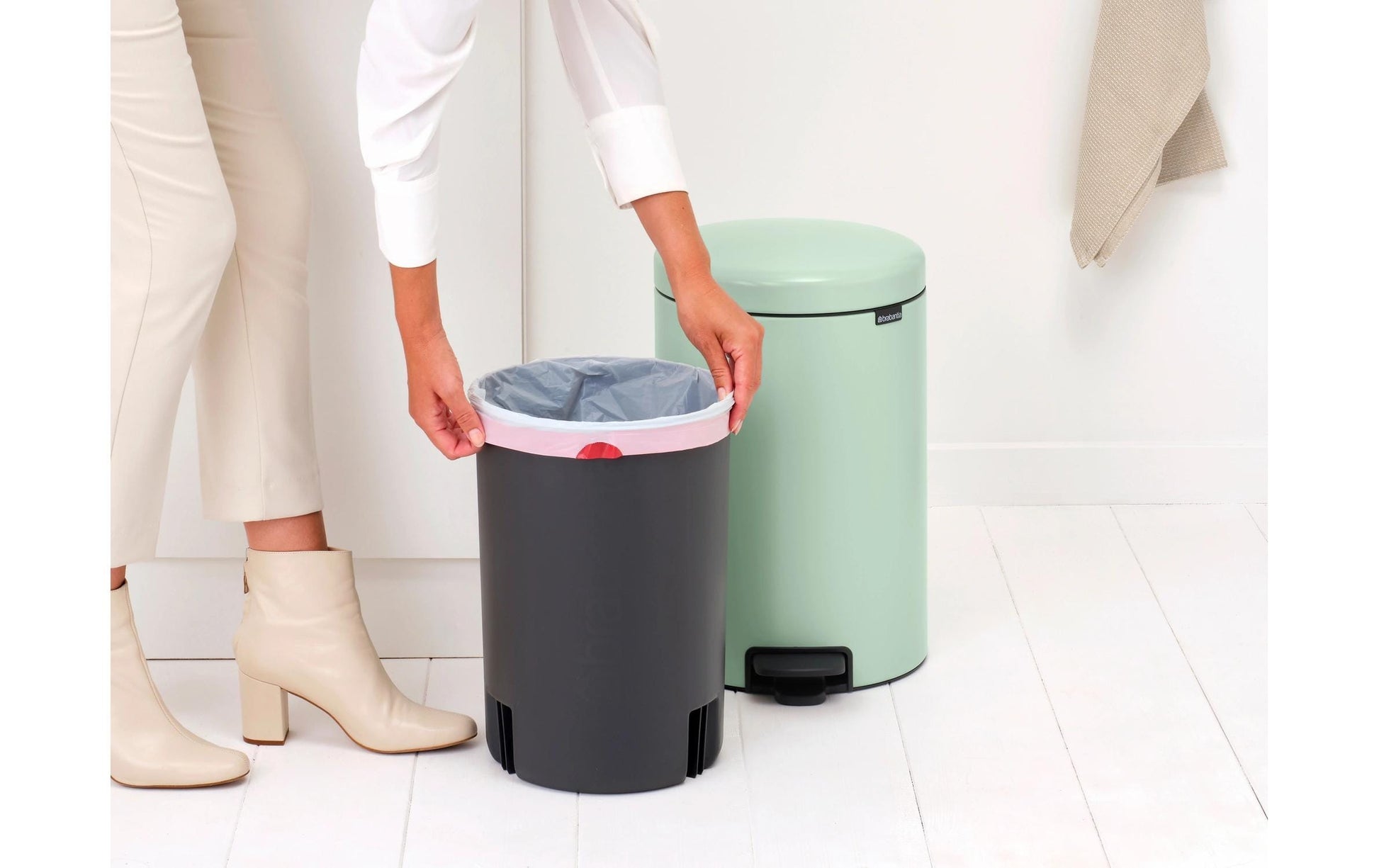 Brabantia NewIcon Papierkorb – 20 l, mit Deckel – Stahl, Grün – B × H × T 290 × 467 × 380 mm