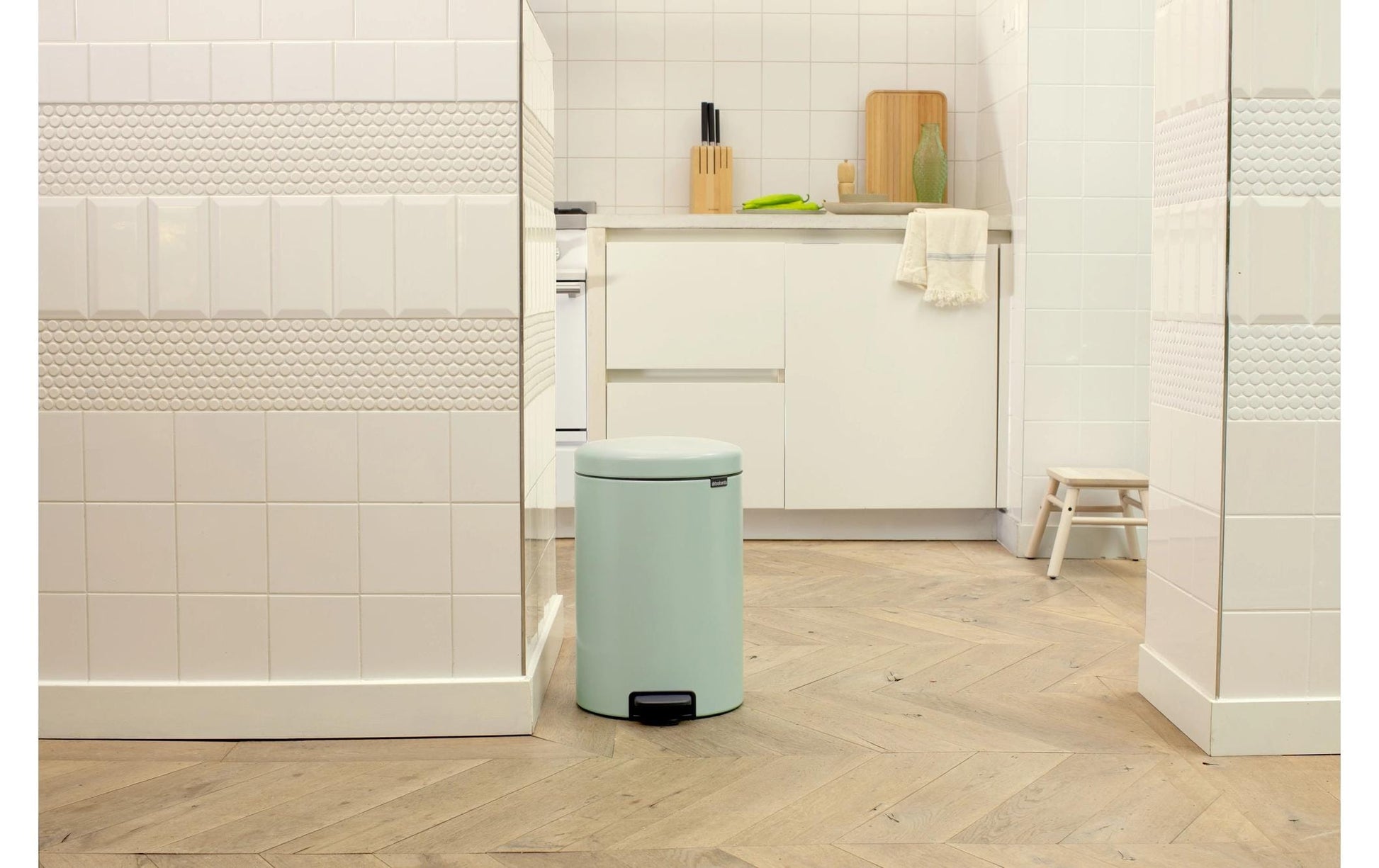 Brabantia NewIcon Papierkorb – 20 l, mit Deckel – Stahl, Grün – B × H × T 290 × 467 × 380 mm