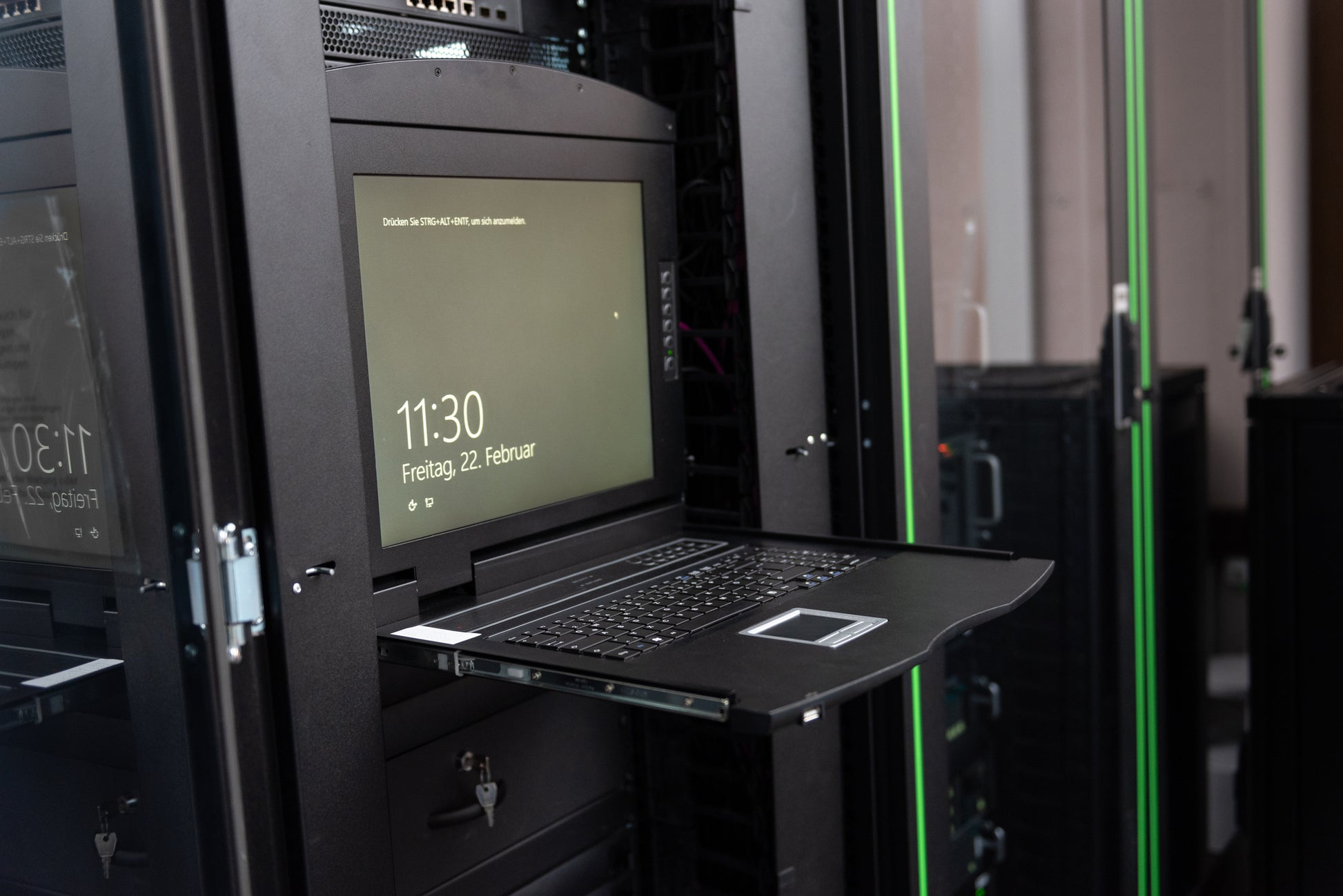 Digitus Rack-LCD-Konsole 19" – 16-Port HDMI – 1920 × 1080, USB 2.0, DE QWERTZ – 1U