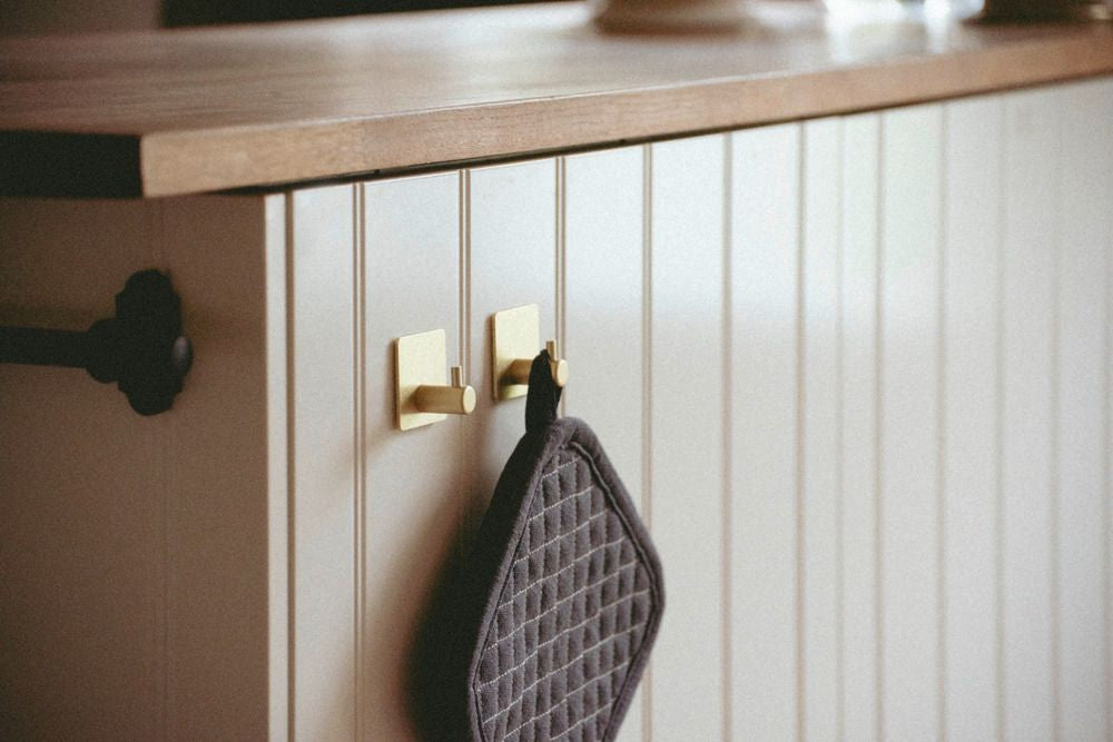 WENKO Haken – Aluminium – gold – selbstklebend – 45 × 45 × 30 mm – 2 Stück