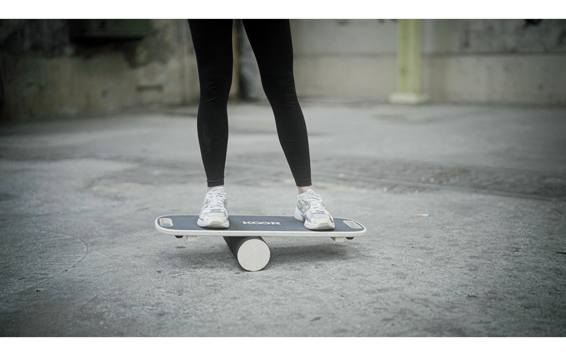 KOOR Balance Board mit Rolle – 73,5 × 28 cm – Holz – 110 kg max.