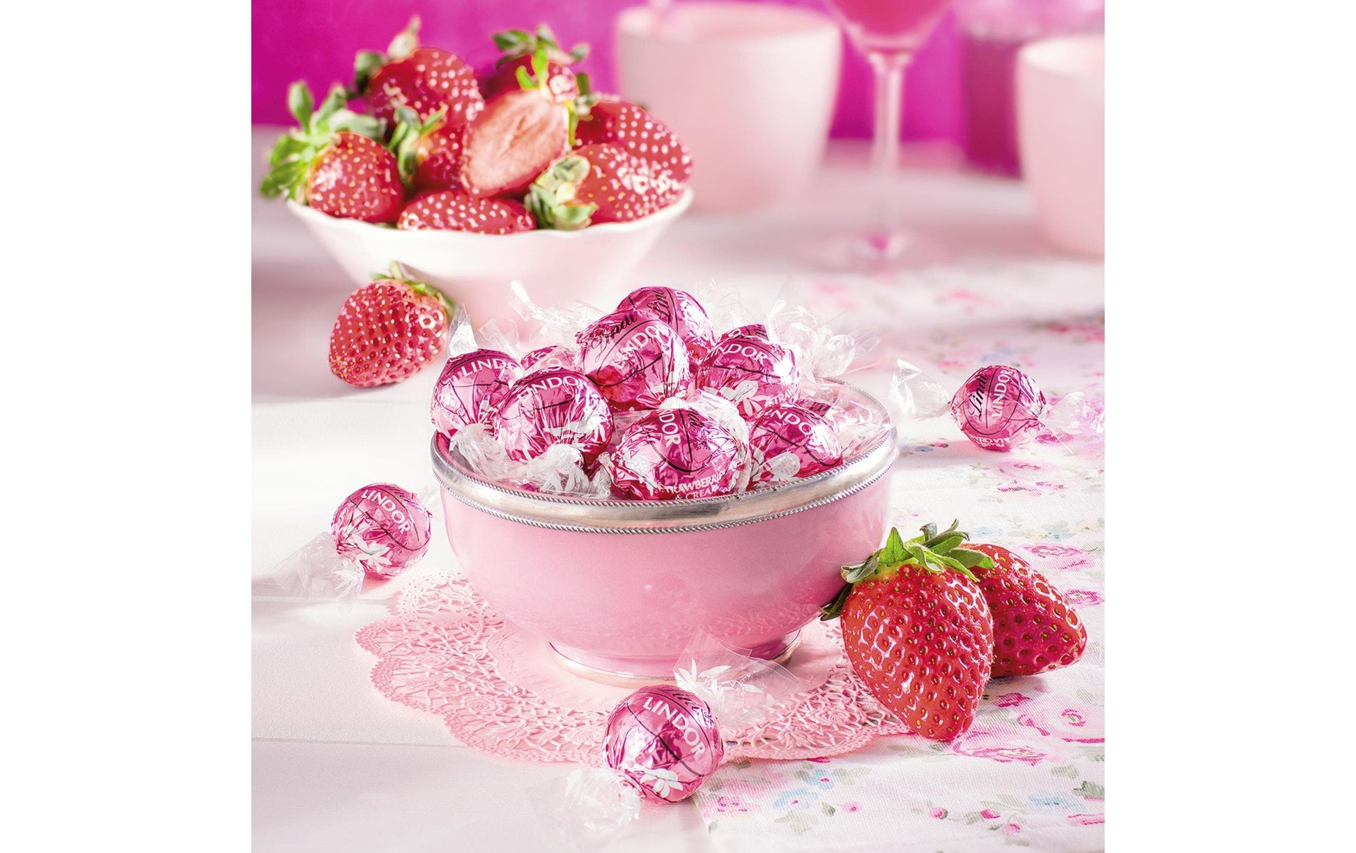 Lindt LINDOR Pralinés – Erdbeere, weisse Schokolade – 200 g