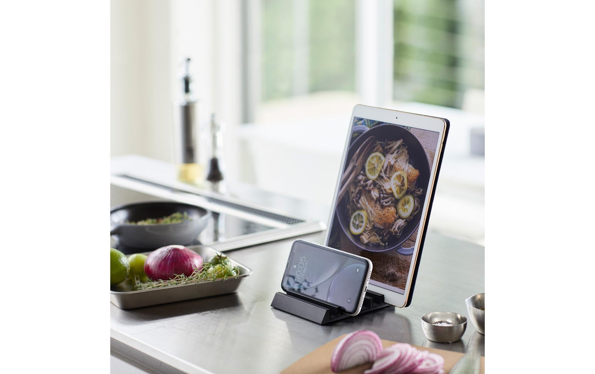 Yamazaki Tablet-Tischhalterung – für Tablets bis 14" – Schwarz