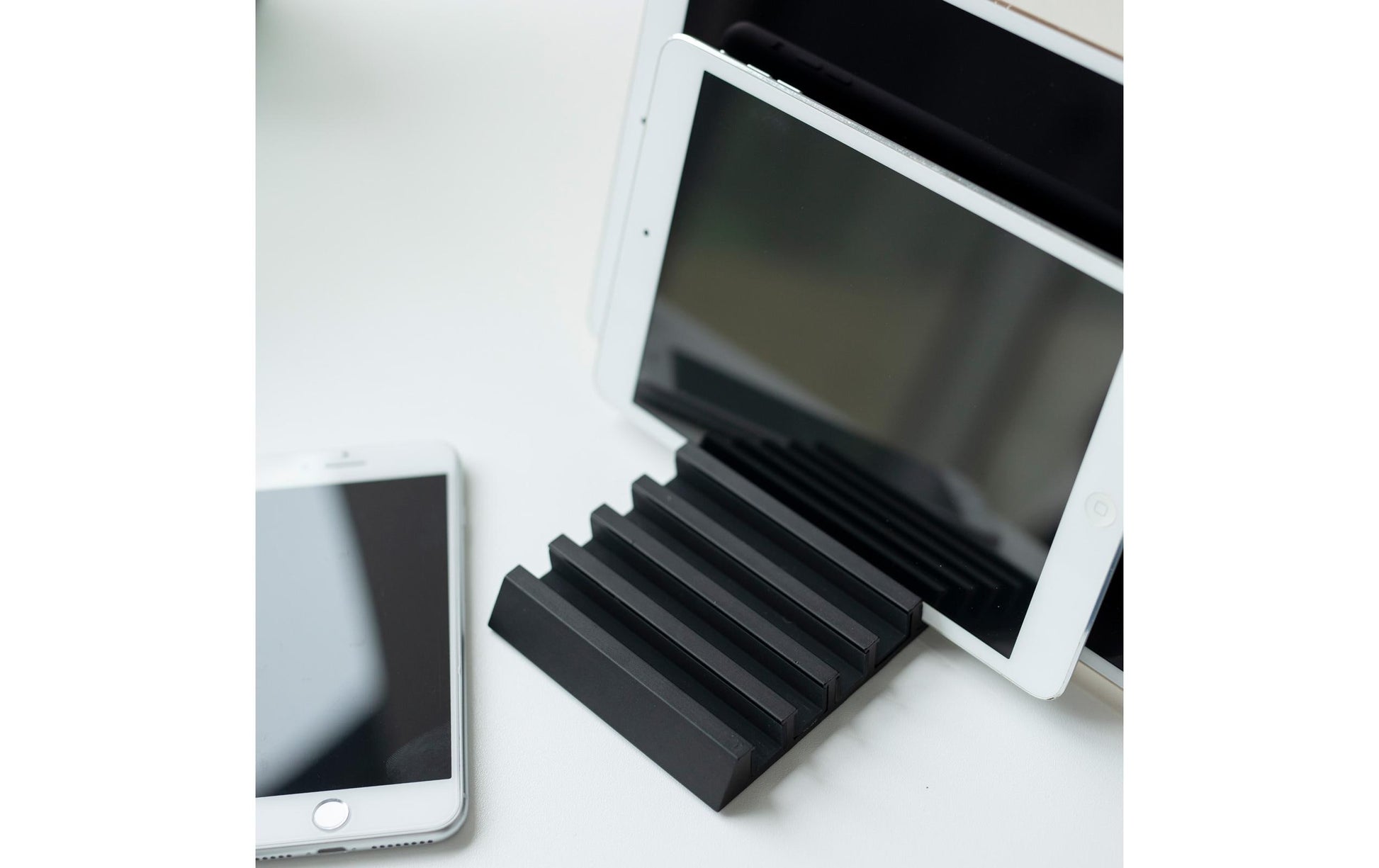 Yamazaki Tablet-Tischhalterung – für Tablets bis 14" – Schwarz