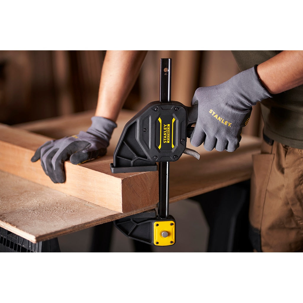 Stanley FATMAX XL Einhandzwinge – Spannweite 900 mm, Schliesskraft 270 kg – mit Klemmpads