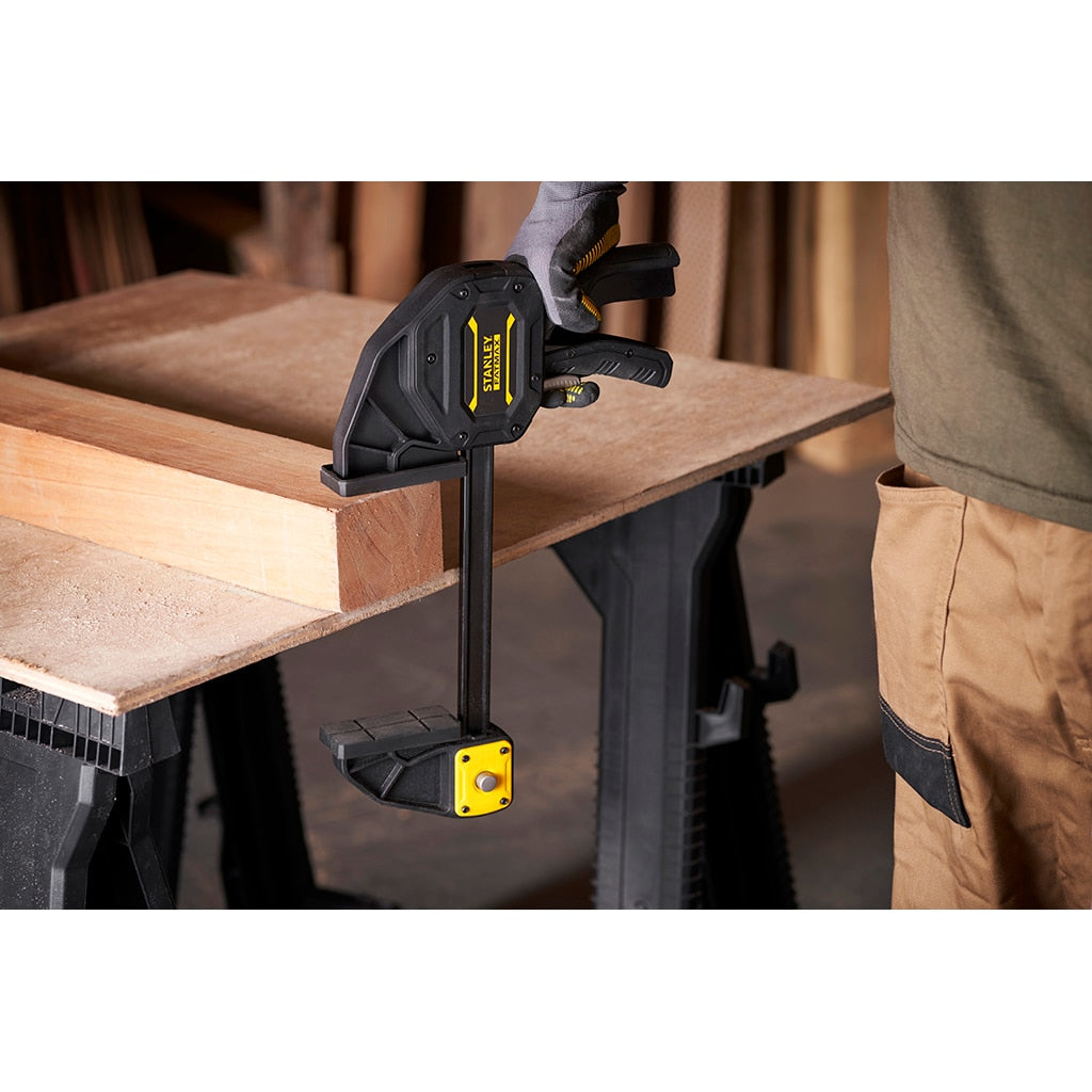 Stanley FATMAX XL Einhandzwinge – Spannweite 900 mm, Schliesskraft 270 kg – mit Klemmpads