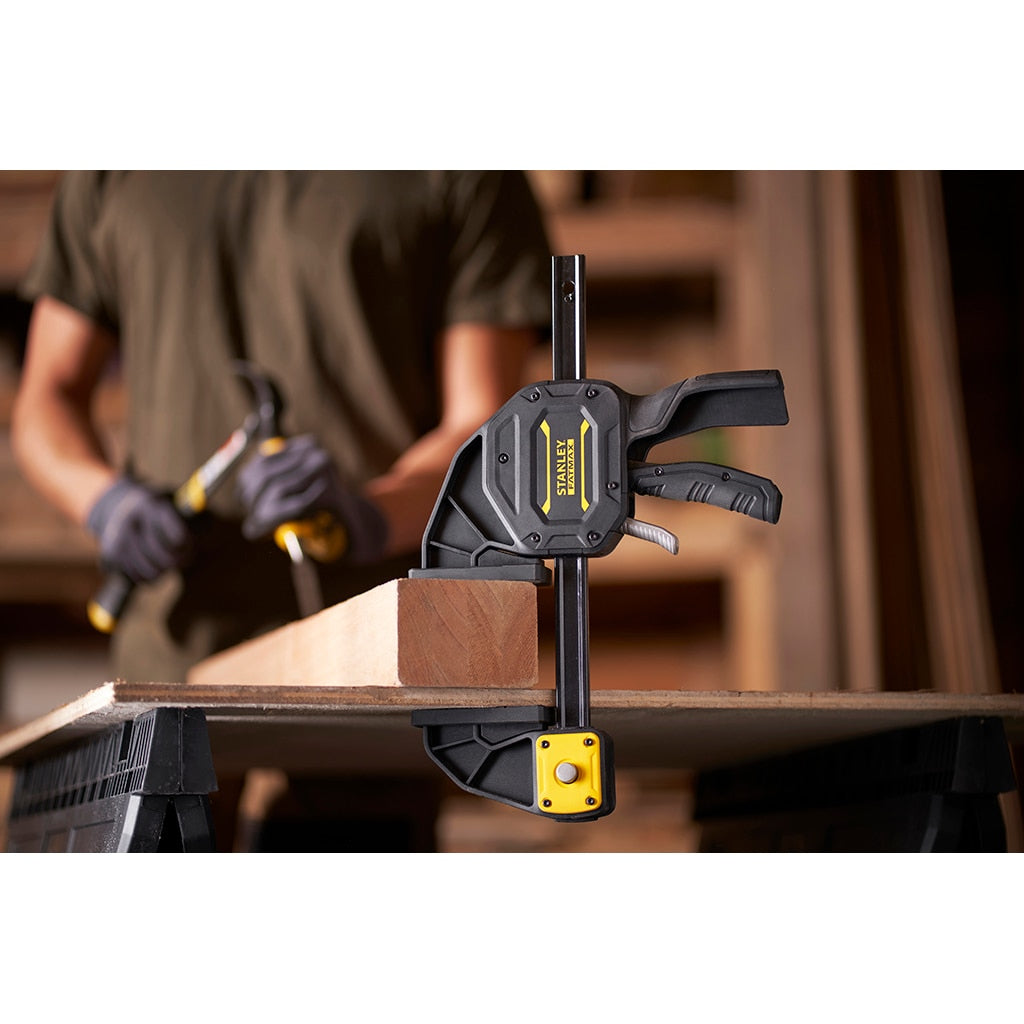 Stanley FATMAX XL Einhandzwinge – Spannweite 900 mm, Schliesskraft 270 kg – mit Klemmpads