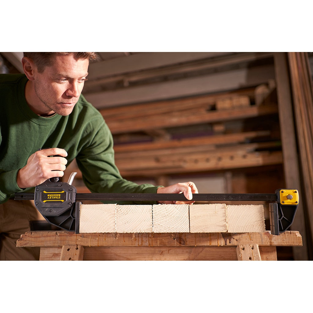 Stanley FATMAX XL Einhandzwinge – Spannweite 900 mm, Schliesskraft 270 kg – mit Klemmpads