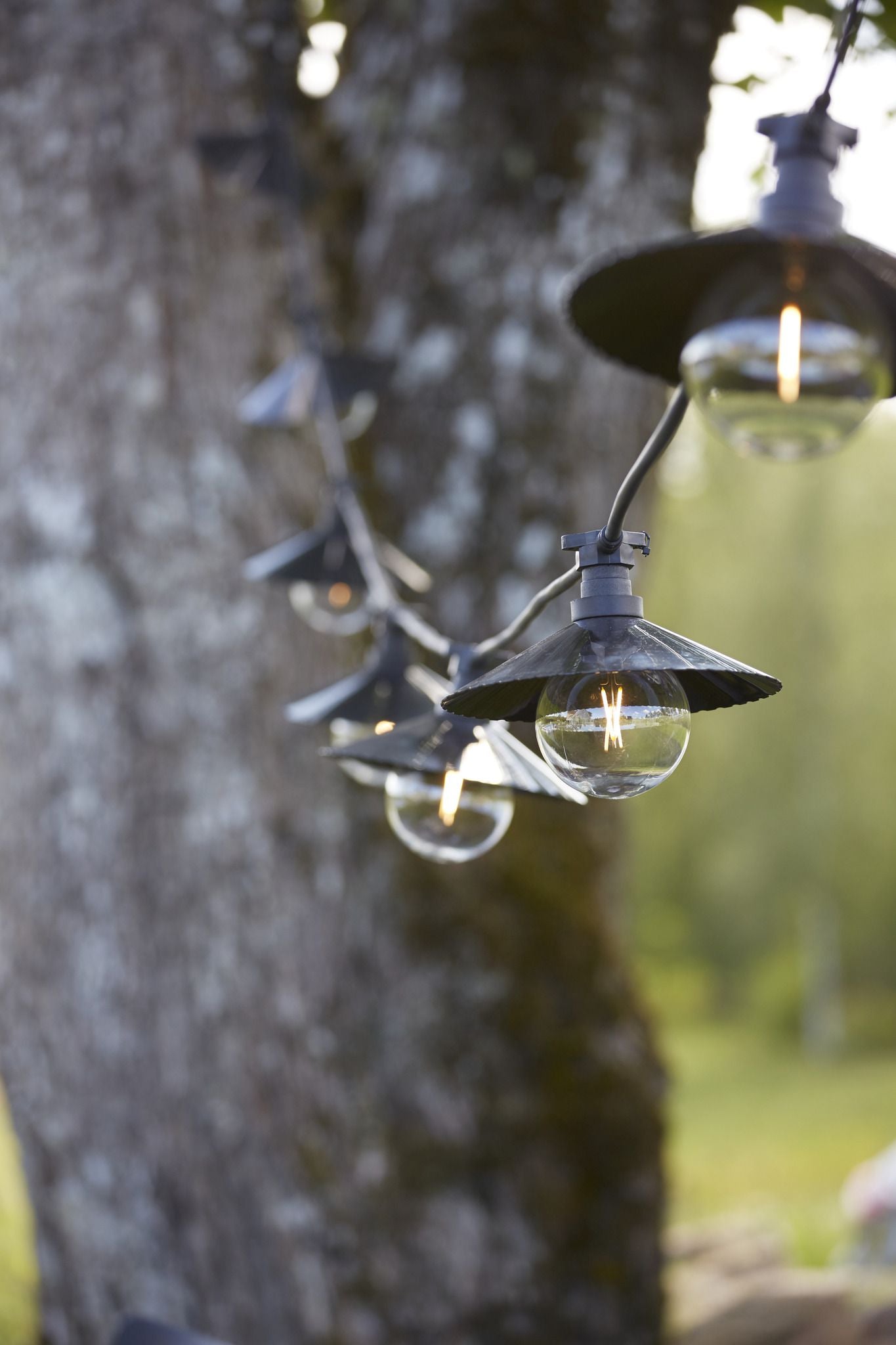 M. Schönenberger Schönenberger Lichterkette SOLO – 20 m – 20 W – IP44 – Netzbetrieb – 20 Lampen – Schwarz