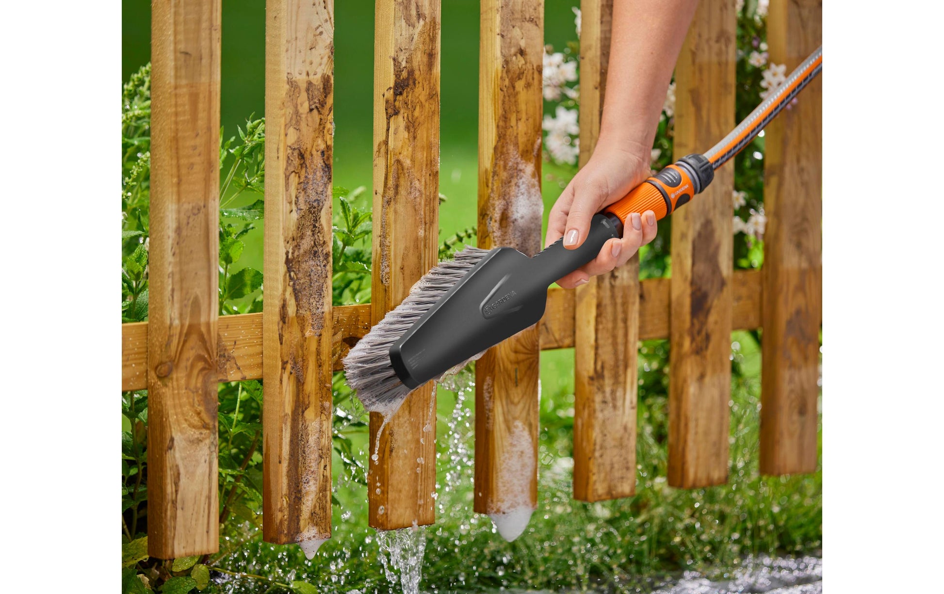 Gardena Scheuerbürste – 32×8,4×10,8 cm, grau/orange, mit Handbürste M, weich