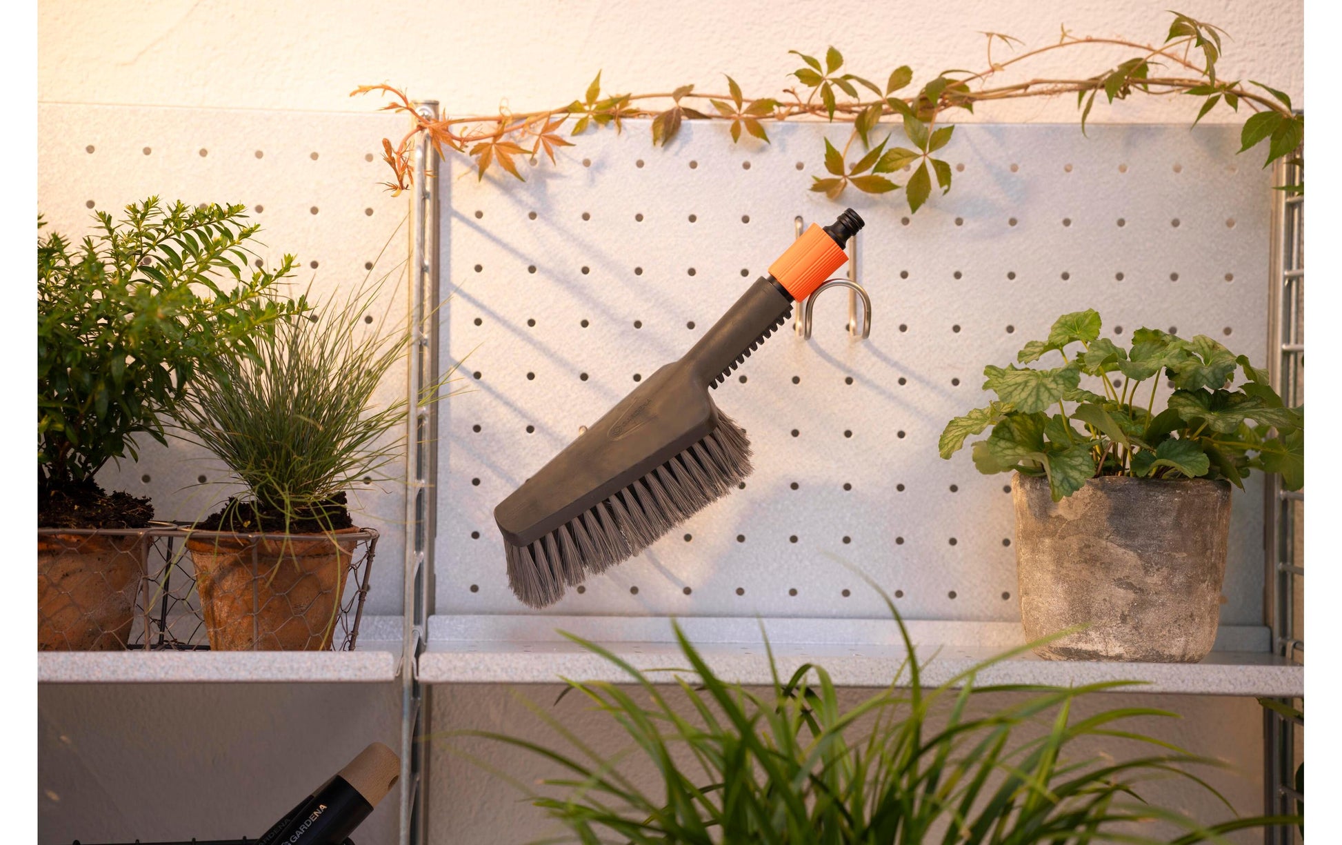 Gardena Scheuerbürste – 32×8,4×10,8 cm, grau/orange, mit Handbürste M, weich