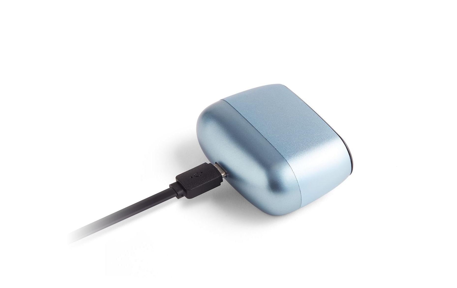 LEXON Minut Digitalwecker – Schlummerfunktion, USB, 6,5 × 4,5 × 2,5 cm, Hellblau, Aluminium