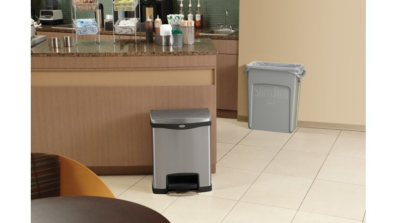 Rubbermaid Slim Jim Treteimer – 30 l – Metall/Kunststoff, rechteckig – schwarz/grau