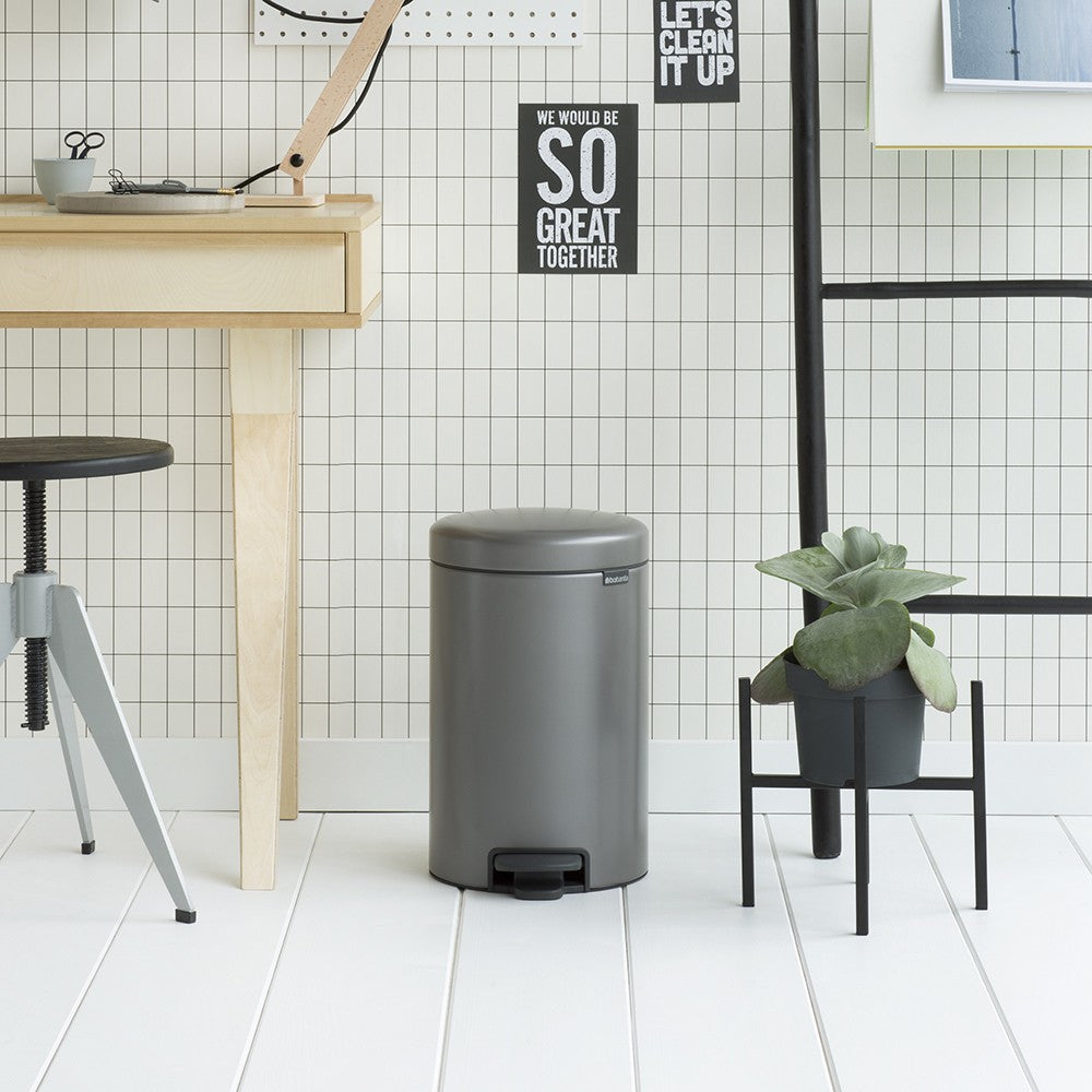 Brabantia NewIcon Papierkorb – 12 l, mit Deckel, Edelstahl – Ø 240 × H 411 mm