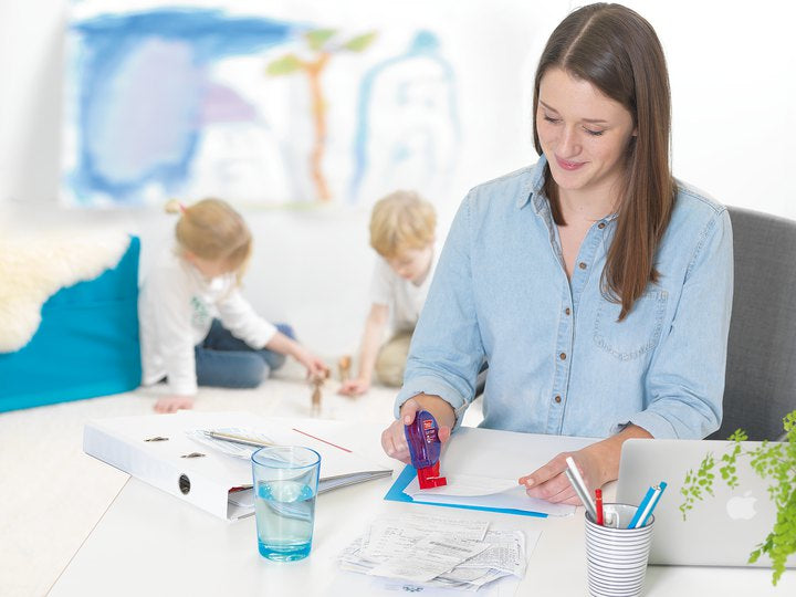 TESA Klebestempel – permanent, transparent, lösungsmittelfrei, geruchsarm, für Papier, Karton, Fotos und mehr