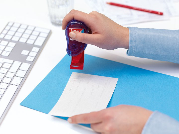 TESA Klebestempel – permanent, transparent, lösungsmittelfrei, geruchsarm, für Papier, Karton, Fotos und mehr