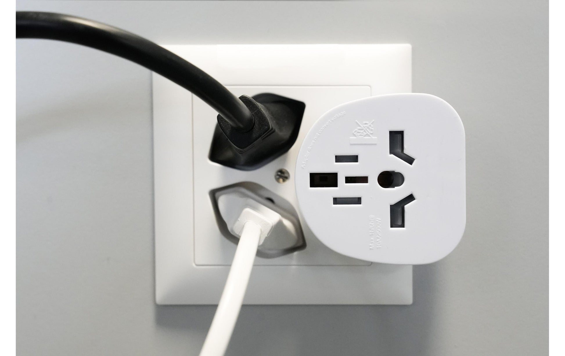 Furber. Reiseadapter – USA zu Schweiz – 10 A/2500 W, 3-polig – weiss