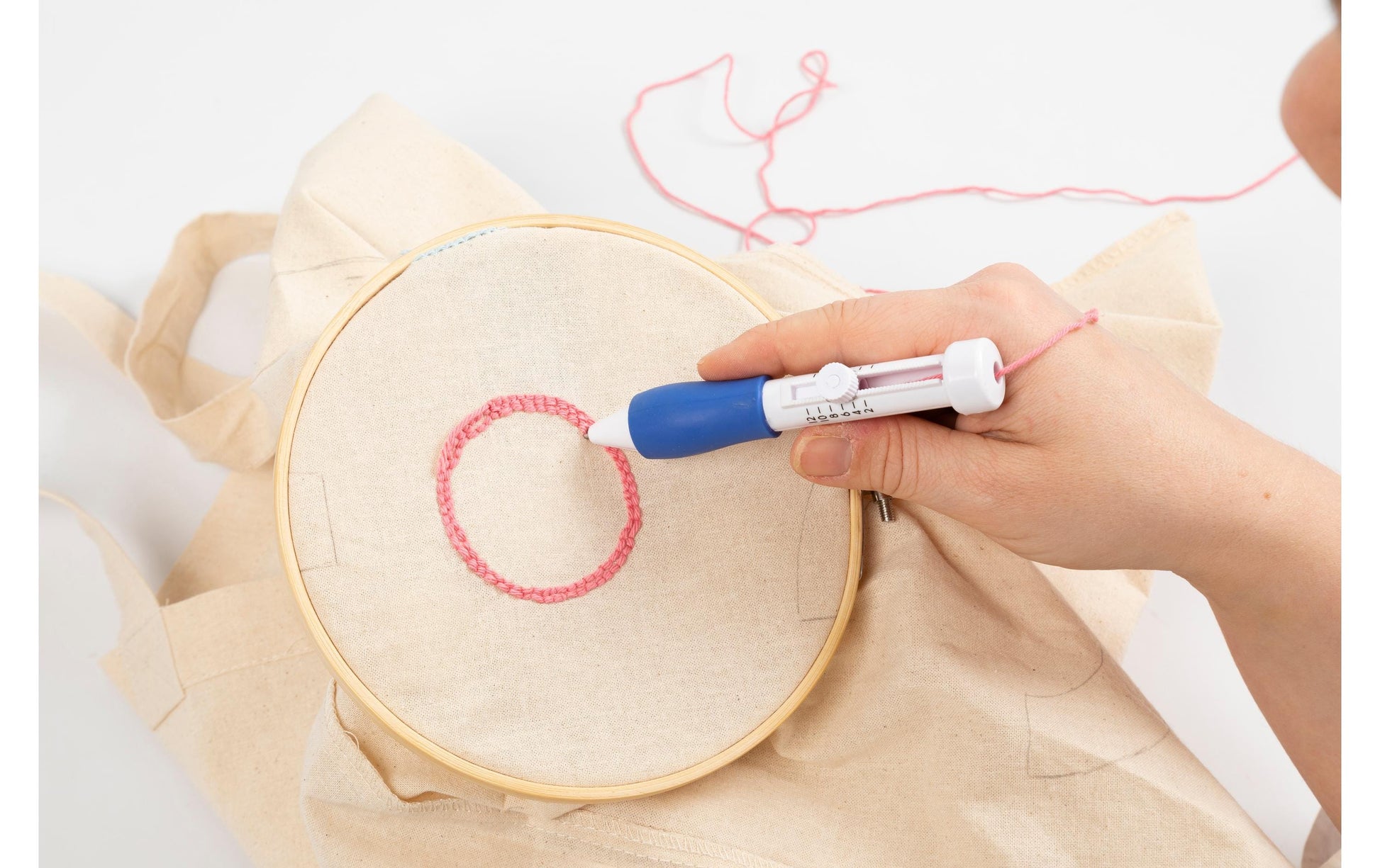 Creativ Company Bastelset Punch Needle – 7-teilig, inkl. Pinsel, Stoff, Nähnadel, Garn – ab 10 Jahren