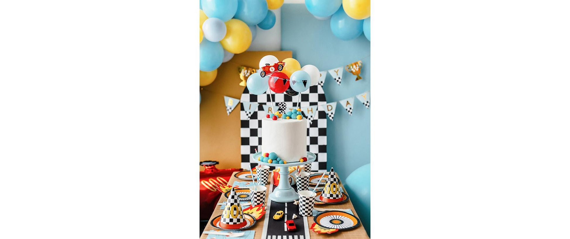 PartyDeco Papierteller – 26,5 × 18 cm, Rennauto-Motiv – 6 Stk.