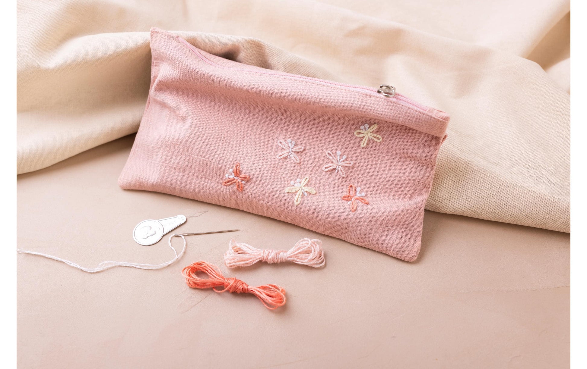 Creativ Company Mini Stick-Set für Kinder – ab 10 Jahren – Baumwolle, Rosa, mit Clutch, Stickgarn & Nadel