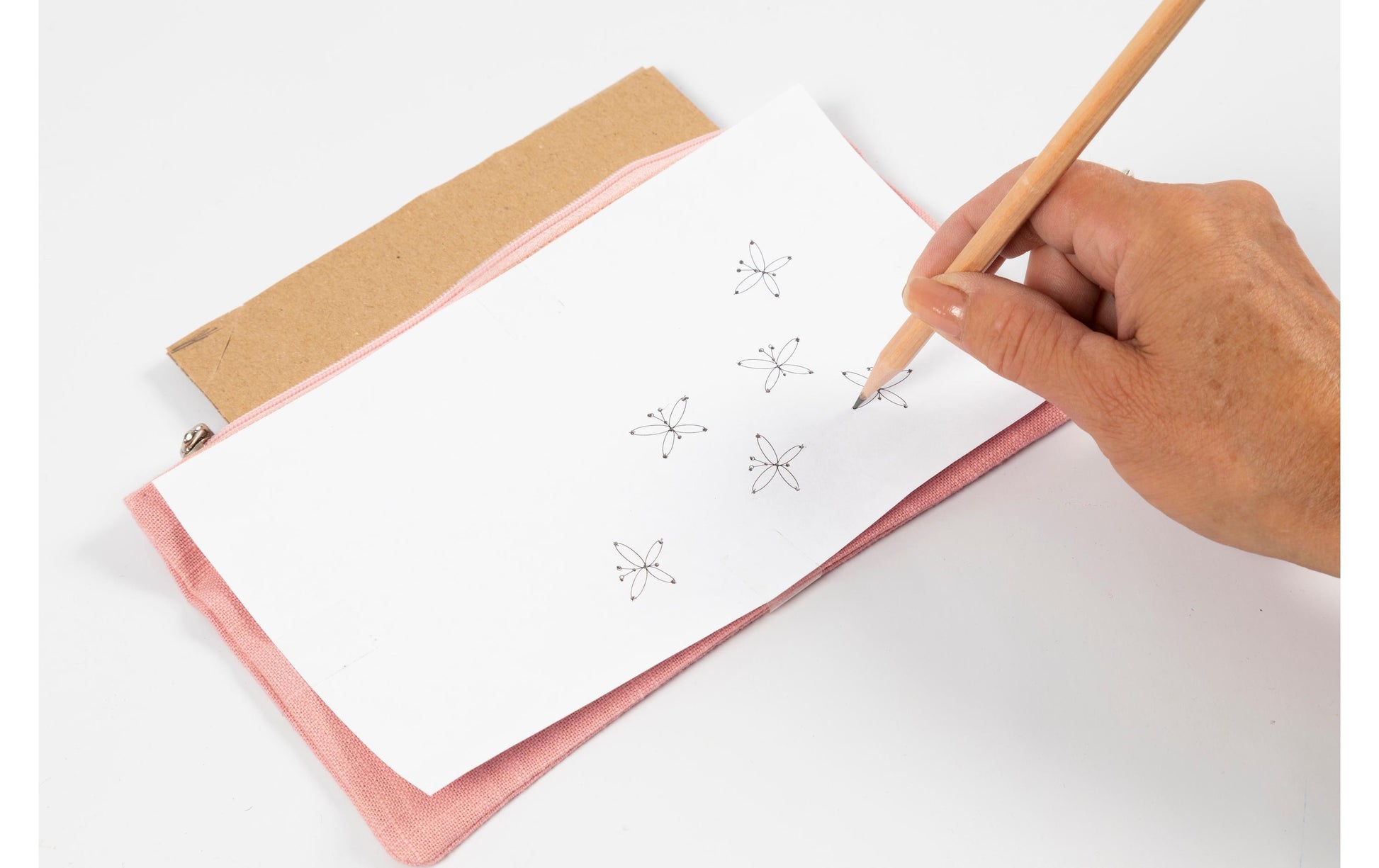Creativ Company Mini Stick-Set für Kinder – ab 10 Jahren – Baumwolle, Rosa, mit Clutch, Stickgarn & Nadel
