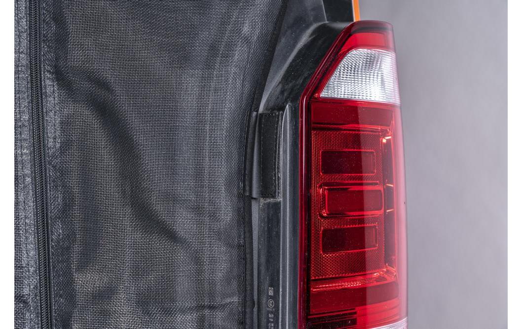 VanQuito 2501 Feines Maschen Insektenschutznetz – 32,6 × 26 cm – Schwarz – für Heckklappe (VW)