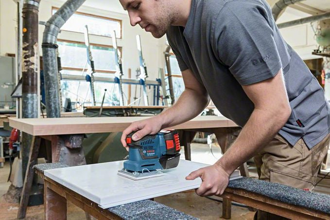 Bosch Professioneller Schwingschleifer GSS 18V-10 – 18 V (AMPShare) – Klettverschluss – 115 × 140 mm – Solo