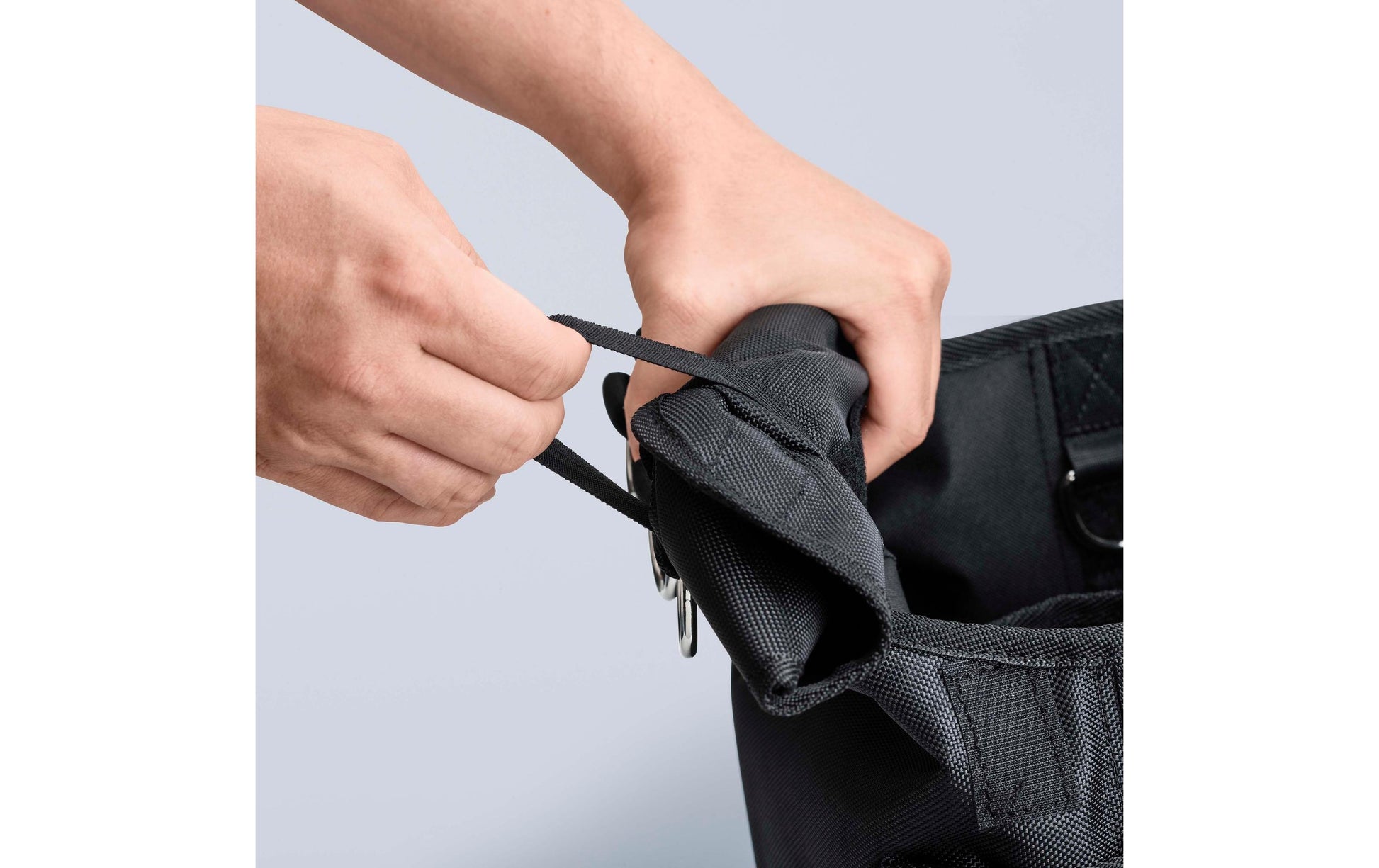 Knipex 00 50 50 T LE Werkzeugtasche 12 l – leer, mit Schultergurt, schwarz, PP, B 250 × H 150 × T 300 mm