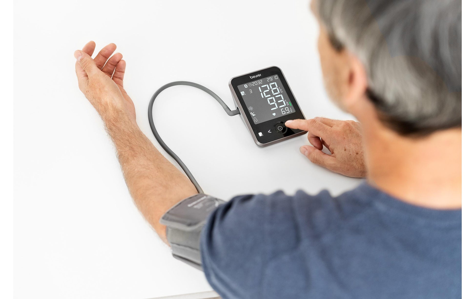 Beurer Blutdruck- / Pulsmessgerät BM 64 – Oberarm, Bluetooth, 22–42 cm Manschette, 240 Speicher, Touchscreen