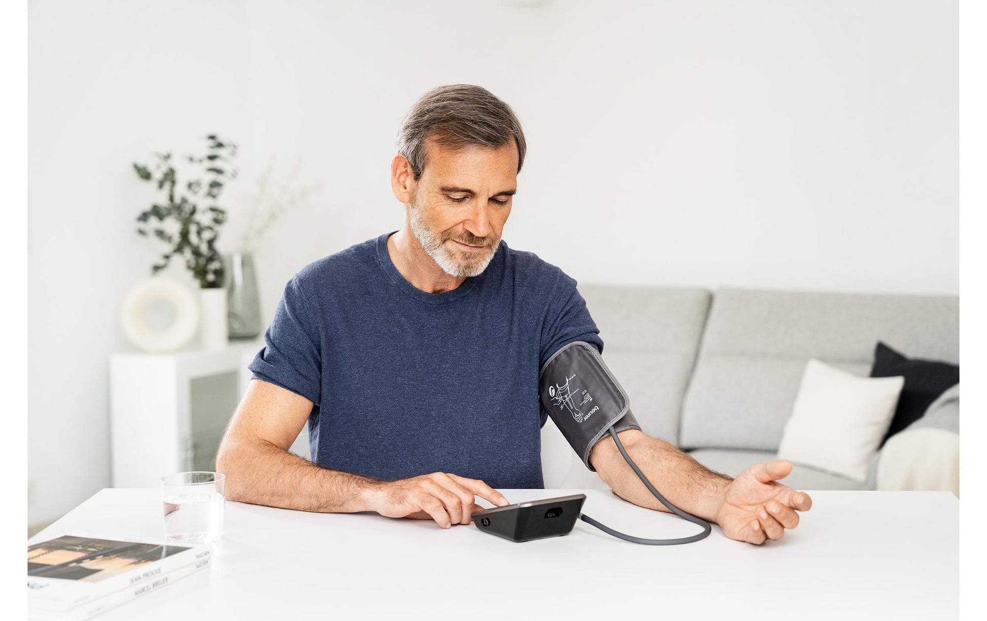 Beurer Blutdruck- / Pulsmessgerät BM 64 – Oberarm, Bluetooth, 22–42 cm Manschette, 240 Speicher, Touchscreen