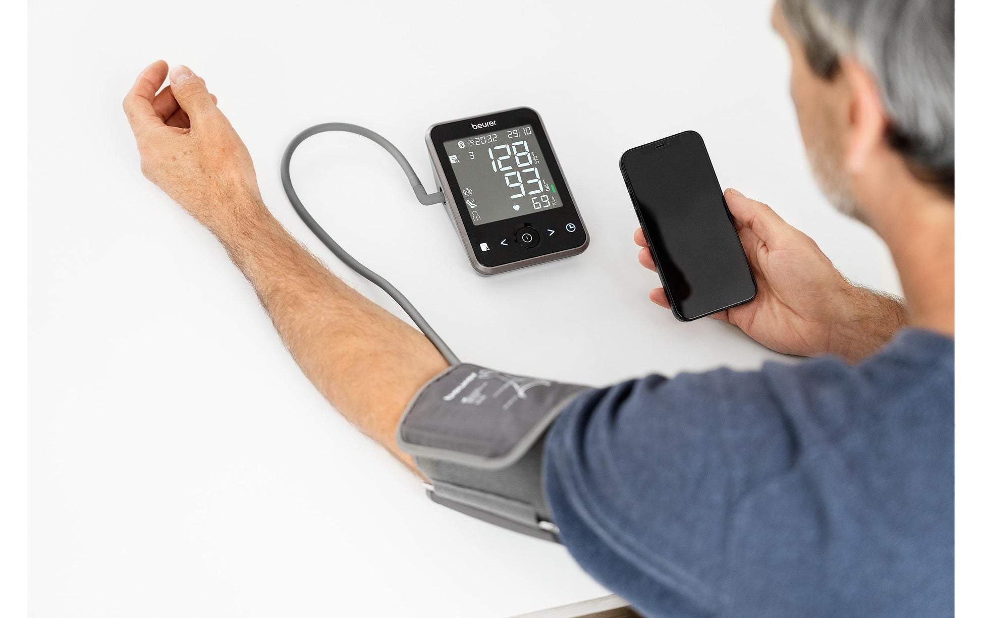 Beurer Blutdruck- / Pulsmessgerät BM 64 – Oberarm, Bluetooth, 22–42 cm Manschette, 240 Speicher, Touchscreen