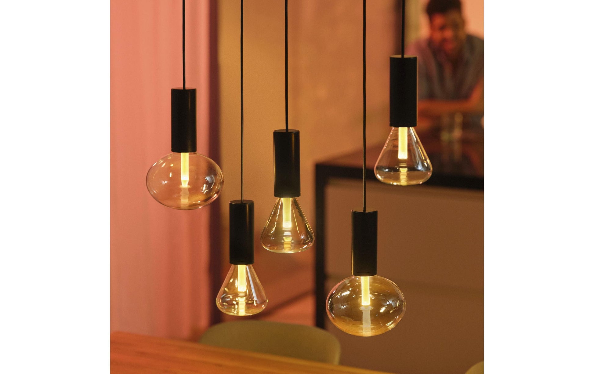 Philips Hue LED LG ST72 E27 – Zigbee, Bluetooth – dimmbar – 2000–6500 K – 500 lm 6,8 W – transparentes Glas