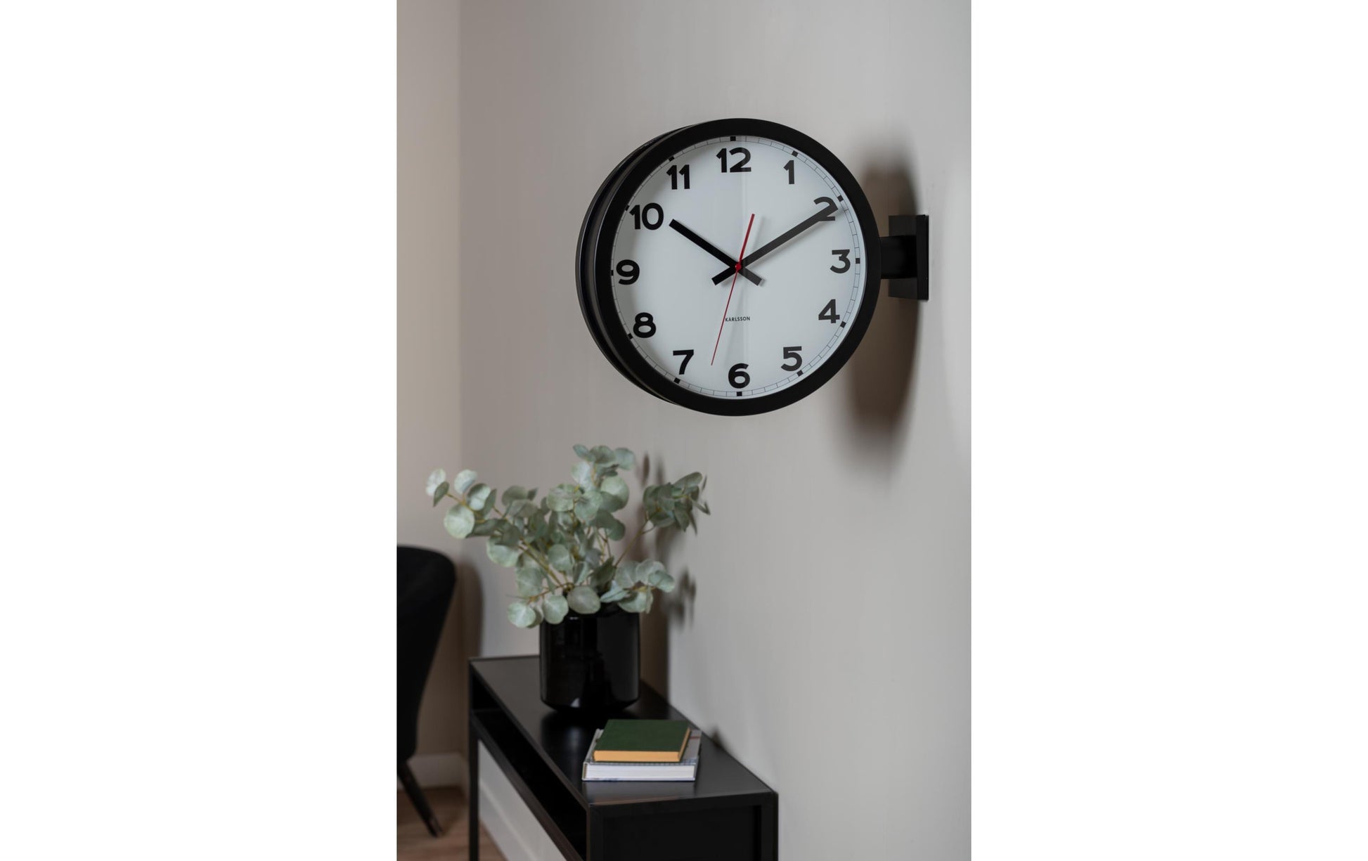 Karlsson Wanduhr New Classic Double – Ø 38 cm, schwarz, Aluminium