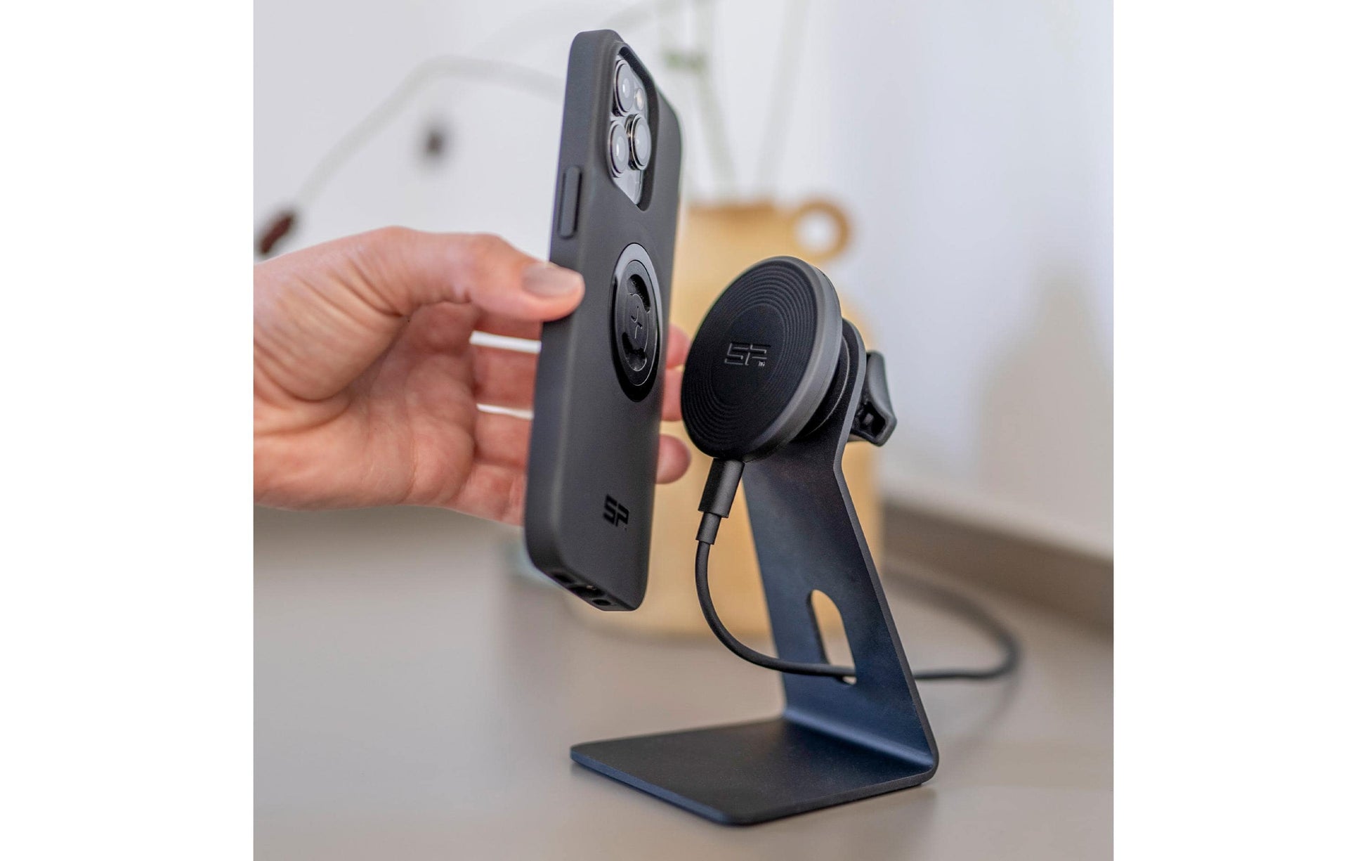 SP Connect Charging Office Stand SPC+ Ladeständer – Kabelloses Laden, magnetisch – für Smartphones – Schwarz