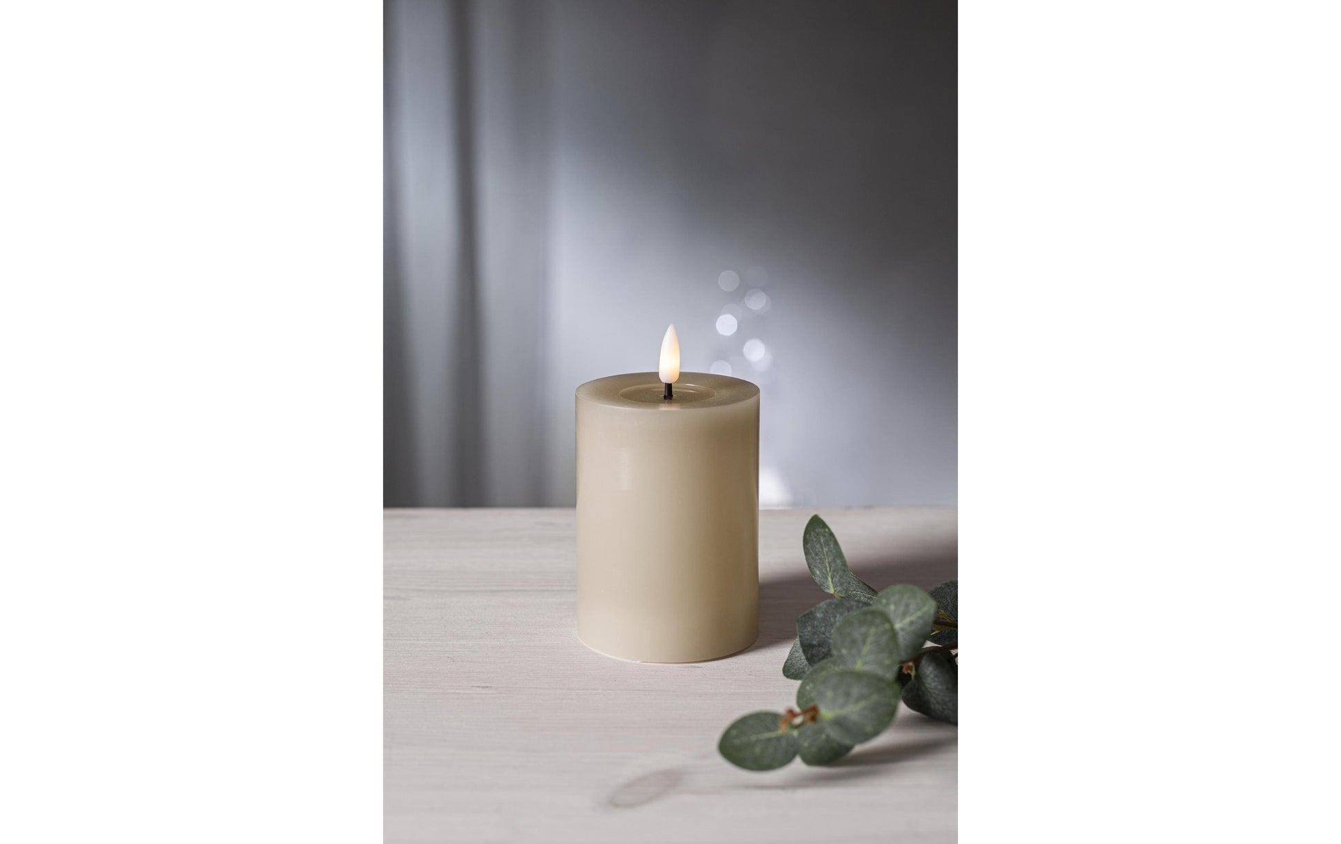 Star Trading LED-Säulenkerze – Ø 7,5 × 12,5 cm – Batteriebetrieb, Timer 6 Std. Ein/18 Std. Aus, Beige