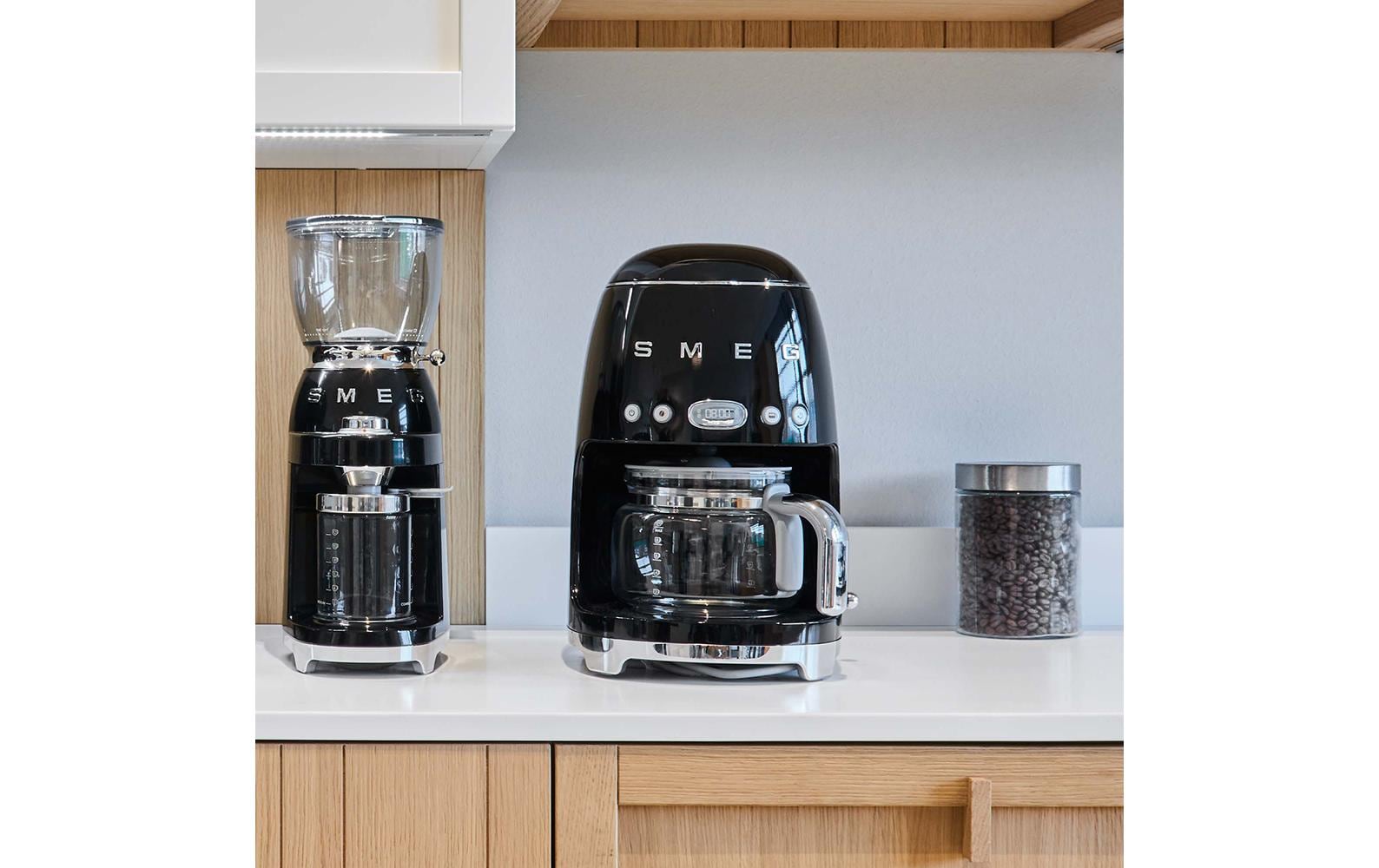 Smeg DCF02BLEU Filterkaffeemaschine – 10 Tassen, 1,25 l, Schwarz