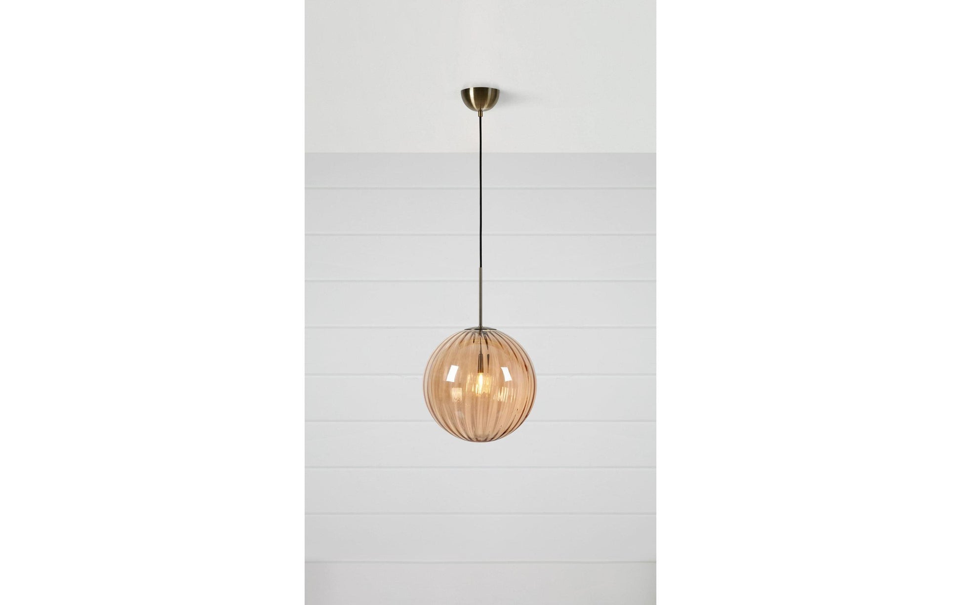 Markslöjd Pendelleuchte Fengari – Ø 35 × 53,5 cm, 40 W, Neutralweiss, Bernstein/Messing, E14