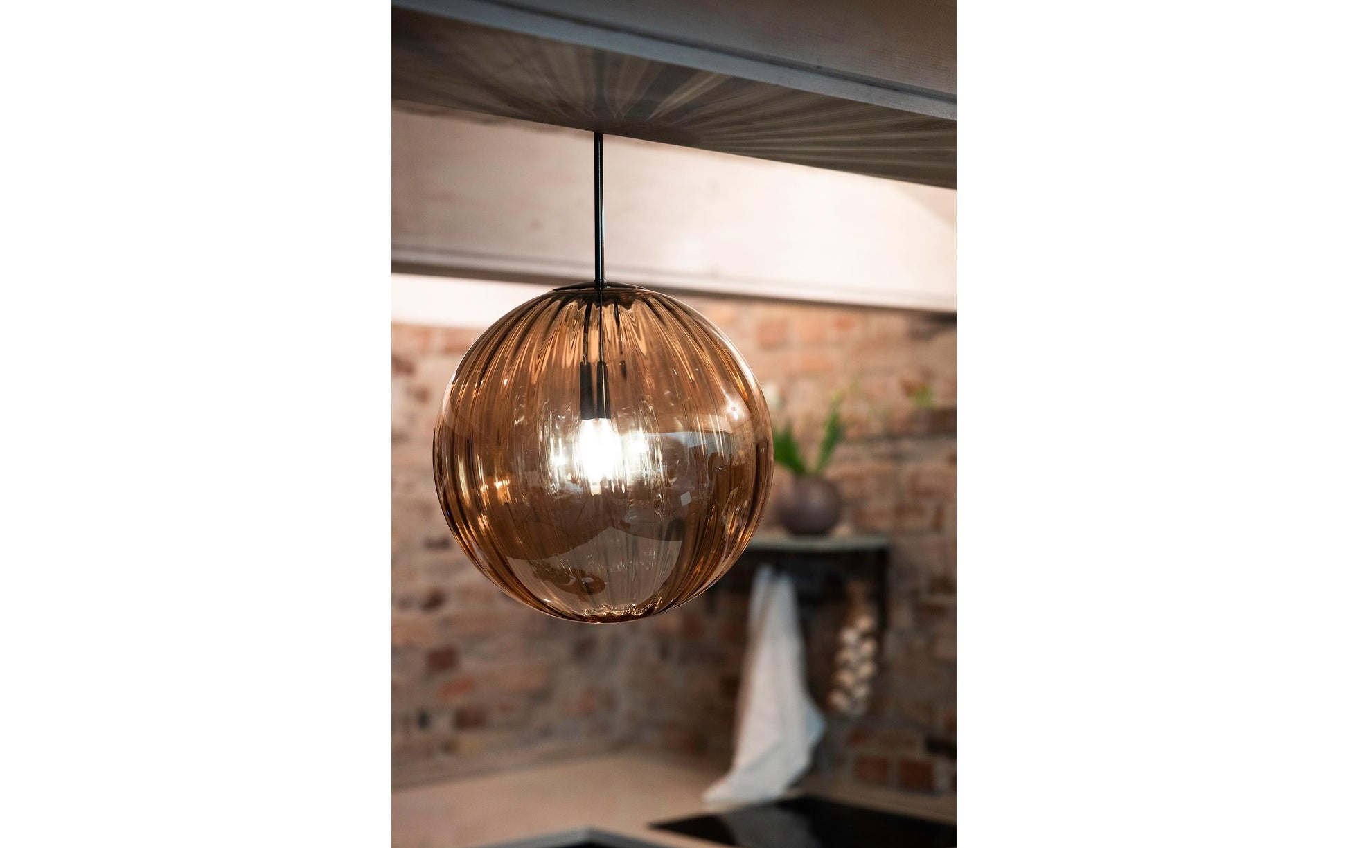 Markslöjd Pendelleuchte Fengari – Ø 35 × 53,5 cm, 40 W, Neutralweiss, Bernstein/Messing, E14