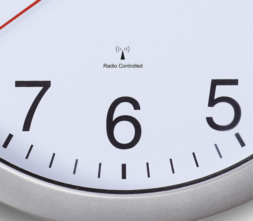 MAUL Wanduhr Run – Funk – Ø 25,2 cm, silber, Kunststoff